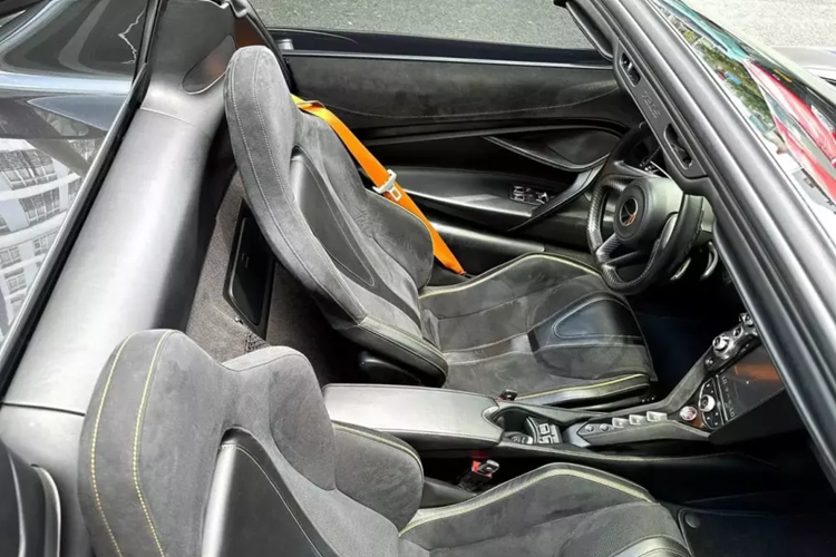 Chiếc siêu xe mui trần McLaren 720S Spider duy nhất ở Việt Nam mang màu đen Onyx được người bán tiết lộ đã chạy được quãng đường dài 34.863 km, xe thuộc đời 2020 và đăng ký trong năm này.