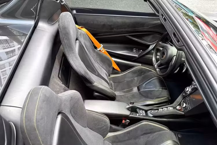 Chiếc siêu xe mui trần McLaren 720S Spider duy nhất ở Việt Nam mang màu đen Onyx được người bán tiết lộ đã chạy được quãng đường dài 34.863 km, xe thuộc đời 2020 và đăng ký trong năm này.