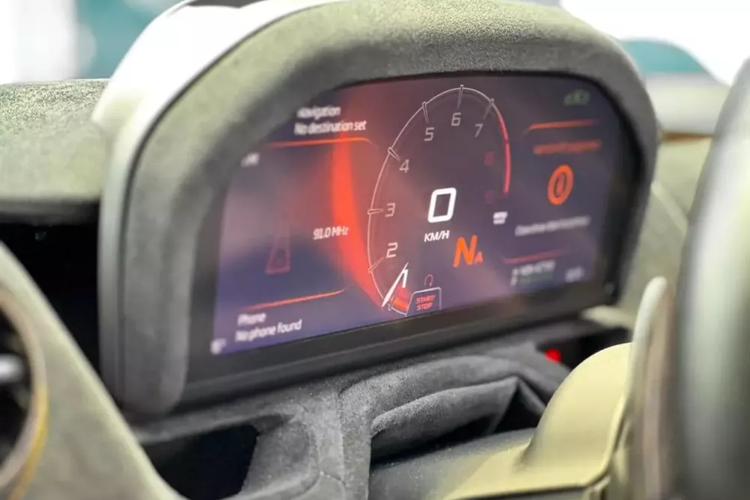 Điểm khác biệt dễ nhận ra nhất giữa McLaren 720S Spider với bản Coupe chính là việc phần mui xếp cứng bằng sợi carbon của siêu xe này chỉ mất thời gian 11 giây để thực hiện thao tác đóng hoặc mở mui xe.