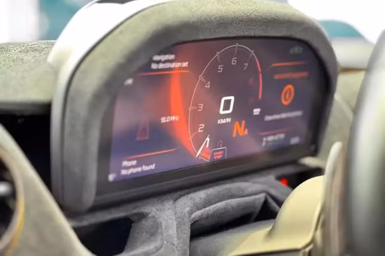 Điểm khác biệt dễ nhận ra nhất giữa McLaren 720S Spider với bản Coupe chính là việc phần mui xếp cứng bằng sợi carbon của siêu xe này chỉ mất thời gian 11 giây để thực hiện thao tác đóng hoặc mở mui xe.