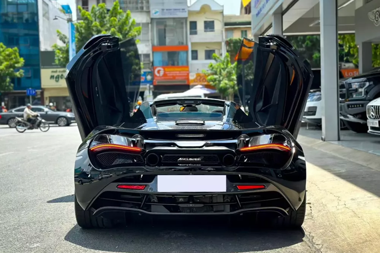 Tuy nhiên, khi phần mui xếp cứng của siêu xe mui trần McLaren 720S Spider được hạ xuống, tốc độ tối đa của xe chỉ có thể đạt vận tốc 325 km/h. Lúc mới ra mắt, McLaren 720S Spider là chiếc siêu xe mui trần sử dụng động cơ V8 mạnh nhất trên thế giới.