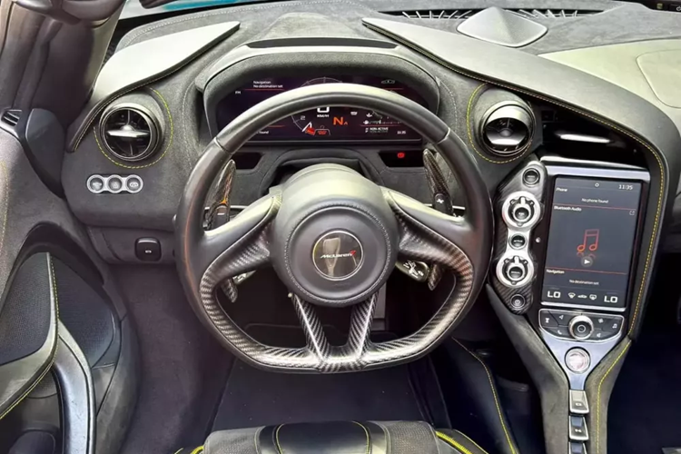 Chiếc siêu xe mui trần McLaren 720S Spider hiện đang được chào bán gần 19 tỷ đồng này thuộc phiên bản cao cấp nhất đó chính là Performance, bản này sẽ có điểm nhấn là việc xe có thêm nhiều chi tiết ở ngoại thất và nội thất được ốp carbon.