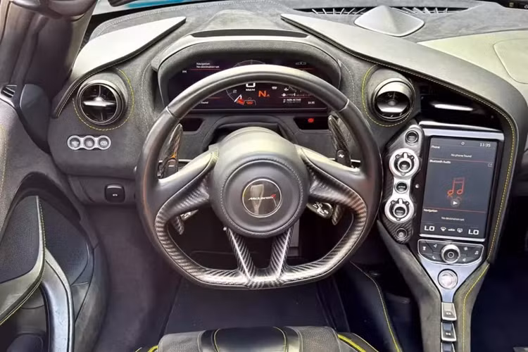 Chiếc siêu xe mui trần McLaren 720S Spider hiện đang được chào bán gần 19 tỷ đồng này thuộc phiên bản cao cấp nhất đó chính là Performance, bản này sẽ có điểm nhấn là việc xe có thêm nhiều chi tiết ở ngoại thất và nội thất được ốp carbon.