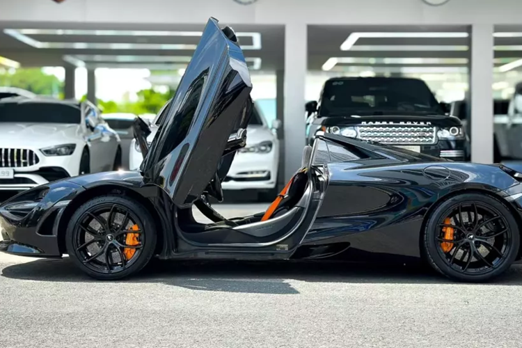 Thông tin chúng tôi tìm hiểu có được, chiếc siêu xe mui trần McLaren 720S Spider màu đen Onyx Black độc nhất Việt Nam mang được Phan Công Khanh nhập về cho 1 đại gia lan đột biến, người này sau khi trải nghiệm đã bán lại để dọn chỗ đón Ferrari SF90 Stradale, Lamborghini Aventador SVJ hay đặc biệt là McLaren 765LT.