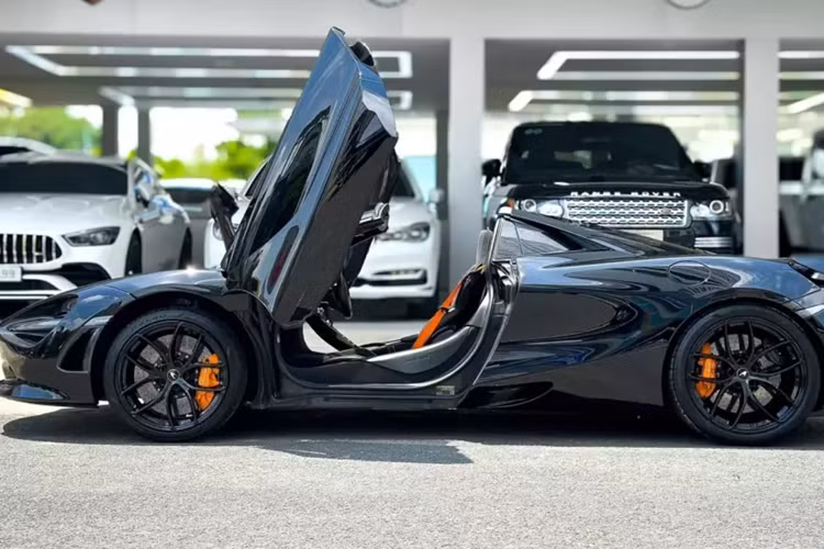 Thông tin chúng tôi tìm hiểu có được, chiếc siêu xe mui trần McLaren 720S Spider màu đen Onyx Black độc nhất Việt Nam mang được Phan Công Khanh nhập về cho 1 đại gia lan đột biến, người này sau khi trải nghiệm đã bán lại để dọn chỗ đón Ferrari SF90 Stradale, Lamborghini Aventador SVJ hay đặc biệt là McLaren 765LT.