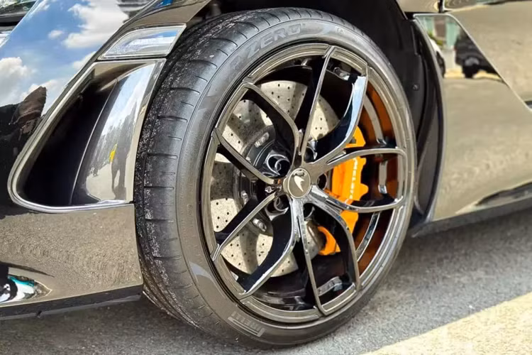 Sức mạnh được truyền tới bánh thông qua hộp số tự động tuần tự 7 cấp, cho phép siêu xe mui trần McLaren 720S Spider tăng tốc từ vị trí xuất phát lên 100 km/h trong thời gian 2,9 giây và 0-200 km/h trong 7,9 giây trước khi đạt vận tốc tối đa 341 km/h.