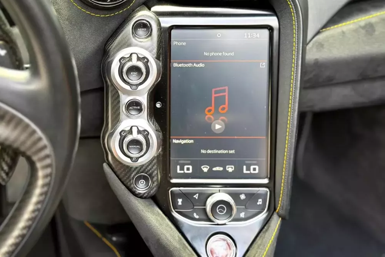 Phần mui xếp cứng của siêu xe McLaren 720S Spider vẫn hoạt động tốt ngay cả khi xe lăn bánh, tuy nhiên, hãng McLaren yêu cầu khách hàng phải đảm bảo tốc độ của xe dưới 50 km/h.