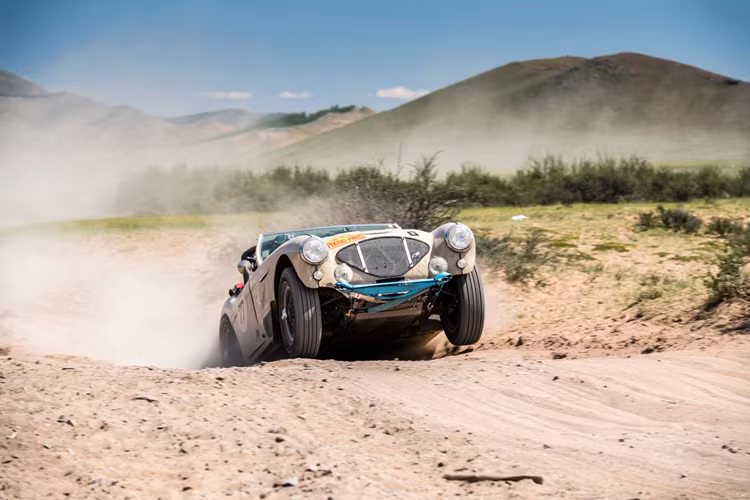 Mỗi đội tham gia sẽ được tính là gồm 1 xe và 2 người (lái chính + lái phụ), với chi phí cho mỗi đội là 59.500 bảng Anh (tương đương gần 2 tỷ đồng).