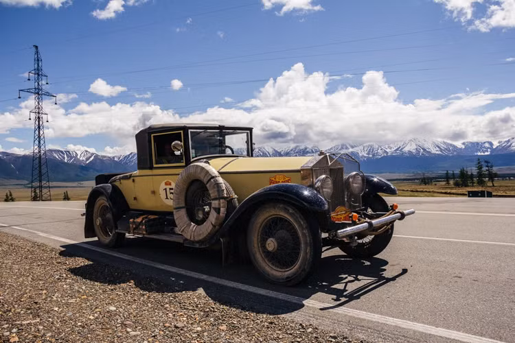 Tổng chiều dài quãng đường dự kiến lên tới hơn 14.000 km. Vì là hành trình cho xe cổ nên ban tổ chức quy định rõ, chỉ những xe có tuổi đời từ trước năm 1976 và thuộc loại “saloon” hoặc “sport” mới được tham gia, đồng nghĩa với không chấp nhận các loại xe hai cầu, xe thương mại hoặc xe quân sự.
