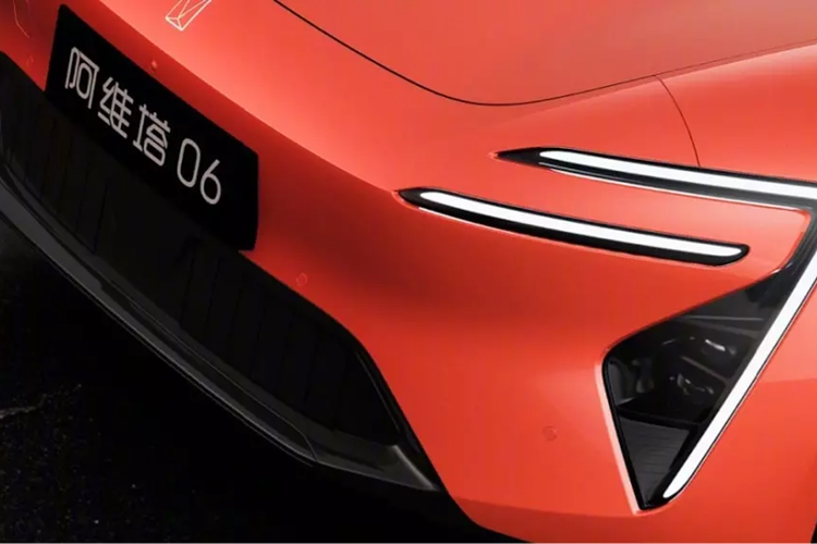 Gương chiếu hậu đã được thay thế bằng camera, một lựa chọn thiết kế được cho là loại bỏ nhu cầu về cửa sổ sau, một xu hướng đang được ưa chuộng, nhưng vẫn khó chấp nhận. Phía sau được hoàn thiện với đèn phanh thứ ba tích hợp vào mép đường mái dốc, cùng với một cánh gió kín đáo gắn trên cửa sau.