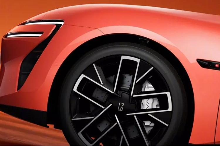 Avatr 06 có kích thước dài 4.855 mm, rộng 1.960 mm và cao 1.450 mm, với chiều dài cơ sở là 2.940 mm. Điều đó khiến nó dài hơn 30 mm so với mẫu crossover Avatr 07 và dài hơn 135 mm so với Tesla Model 3 .