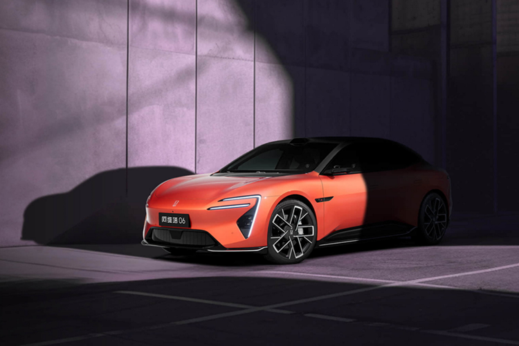 Giá xe Avatr 06 2025 chưa công bố, nhưng sẽ ra mắt tại Trung Quốc vào đầu năm 2025, hãng sản xuất ôtô hy vọng sẽ thúc đẩy doanh số, đặc biệt là khi các mẫu xe lớn hơn Avatr 11 và 12 không đạt được mục tiêu ban đầu trên thị trường xe điện cạnh tranh của Trung Quốc. Avatr có trụ sở chính tại Trùng Khánh, với một trung tâm phát triển tại Thượng Hải và một trung tâm thiết kế tại Munich, Đức.