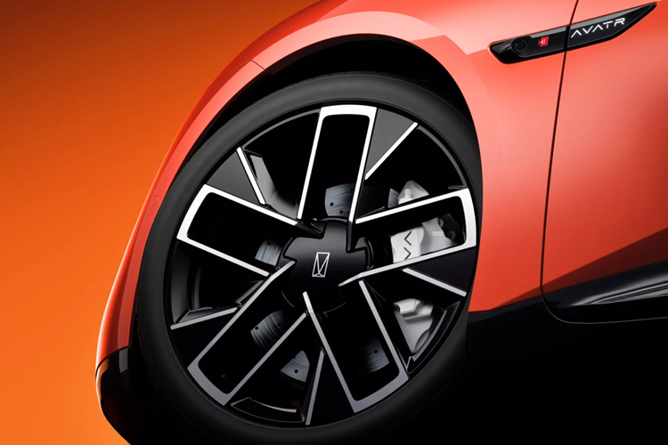 Các biến thể dự kiến bao gồm phiên bản dẫn động cầu sau (RWD) và dẫn động bốn bánh toàn thời gian (AWD) chạy bằng điện. Biến thể RWD có thể sản sinh công suất 338 mã lực, trong khi mẫu AWD sẽ sản sinh công suất khoảng 590 mã lực. Cả hai đều được cung cấp năng lượng bởi bộ pin 82 kWh.