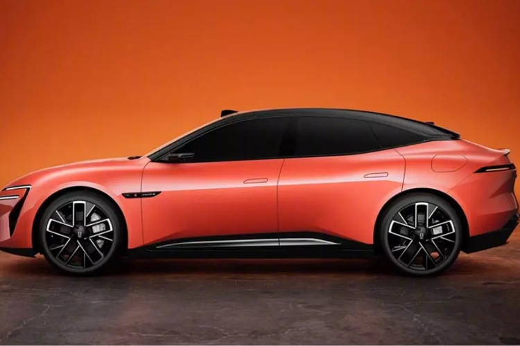 Xe sở hữu bao gồm đèn pha LED mỏng, thiết kế tách rời, cản trước thoáng hơn và bề mặt bóng bẩy hơn dọc theo thân xe. Chiếc sedan 06 cũng được trang bị một bộ cảm biến tiên tiến như một phần của hệ thống Huawei Qiankun ADAS, bao gồm cả LiDAR gắn trên nóc xe.