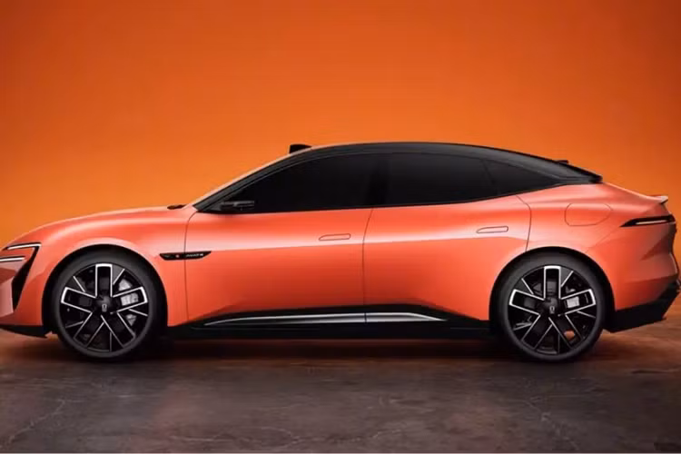 Xe sở hữu bao gồm đèn pha LED mỏng, thiết kế tách rời, cản trước thoáng hơn và bề mặt bóng bẩy hơn dọc theo thân xe. Chiếc sedan 06 cũng được trang bị một bộ cảm biến tiên tiến như một phần của hệ thống Huawei Qiankun ADAS, bao gồm cả LiDAR gắn trên nóc xe.