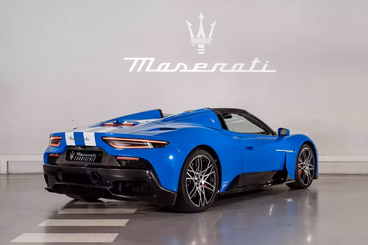 Nhờ sự tùy chỉnh tinh tế và chuyên dụng, kết quả của chương trình cá nhân hóa Fuoriserie phản ánh mong muốn bày tỏ lòng tôn kính đối với lịch sử của Maserati và tạo cho chiếc MC20 Maserati per Maserati dấu ấn độc đáo, để lại ấn tượng khó phai.