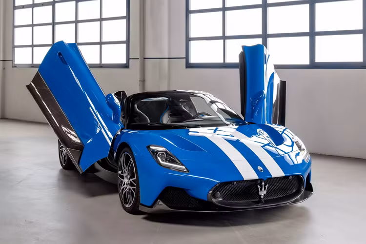 Ngoài ra còn có một nhân vật lịch sử của Maserati là ông Ermanno Cozza, người đã làm việc chính thức cho thương hiệu này trong 60 năm, sau khi từng trải qua thời gian tập sự ở vị trí thợ sửa chữa động cơ khi chỉ mới 18 tuổi vào năm 1951.