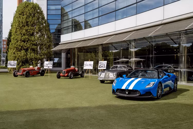 Chiếc siêu xe “Maserati dành cho Maserati” này được phát triển dựa trên nền tảng của phiên bản mui trần MC20 Cielo, có thân xe được sơn màu xanh Blu Infinito với sọc trắng Bianco Pastello, với họa tiết Cây đinh ba trên khoang động cơ được hoàn thiện bằng màu Xám Pastel.