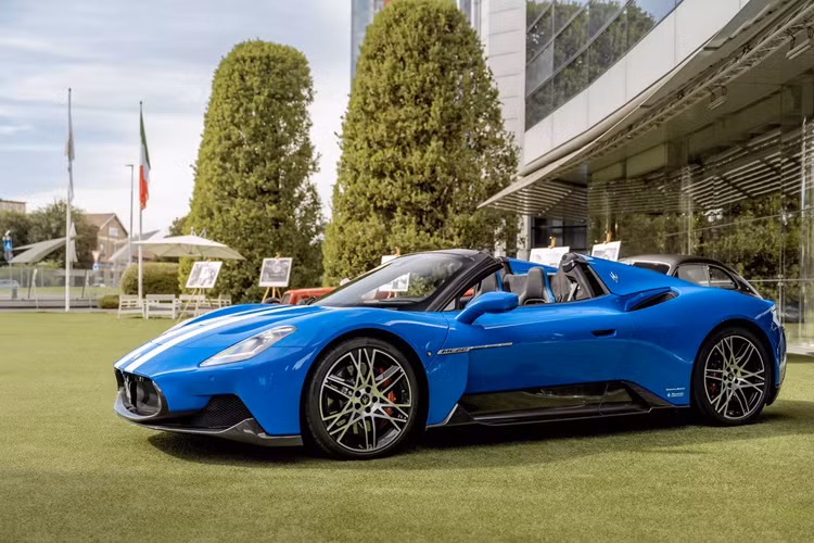 Ngoại thất nổi bật với gói sợi carbon được trang bị cho bộ chia gió phía trước và lưới tản nhiệt, các tấm ốp bập bênh và bộ khuếch tán lớn phía sau. Chiếc xe độc nhất này còn có các huy hiệu độc đáo ở hai bên hiển thị dòng chữ Maserati per Maserati và chắn bùn phía sau có thêm logo chữ màu trắng Bianco Pastello.