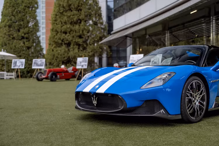 Các kẹp phanh được sơn màu Rosso tương phản và ẩn sau bánh xe 20 inch màu Đen bóng với các chi tiết điểm nhấn màu bạc. Maserati cho biết cabin của chiếc xe được bọc da Alcantara và sợi carbon, vô lăng được hoàn thiện với tông màu đen-đen cũng xuất hiện trên bảng điều khiển và các tấm cửa, trong khi các điểm nhấn Nero/Blu tăng thêm vẻ sống động cho xe.