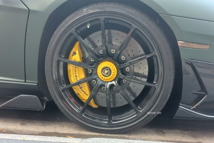 Chiếc Lamborghini Aventador SVJ thứ hai về Việt Nam được trang bị bộ mâm 10 chấu kép màu đen, đi kèm bộ lốp Pirelli P Zero Corsa thiết kế riêng để kiểm soát sức mạnh của siêu bò này. Cùm phanh vẫn là màu vàng như cũ.