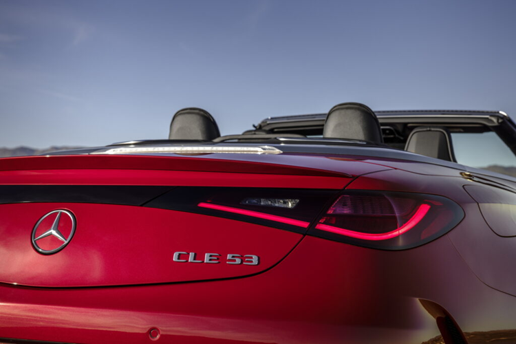 CLE 53 Cabriolet sẽ dùng chung hệ truyền động với phiên bản Coupe tương đương. Xe được trang bị khối động cơ xăng sáu xi-lanh thẳng hàng 3.0 lít tăng áp kép tạo ra công suất 443 mã lực và mô-men xoắn 560 Nm và có thể tăng lên 600 Nm khi sử dụng chức năng Overboost.