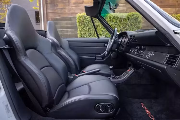 Chủ sở hữu thứ hai giữ nó cho đến năm ngoái khi anh ta bán nó với quãng đường trên đồng hồ đo là 417 km.