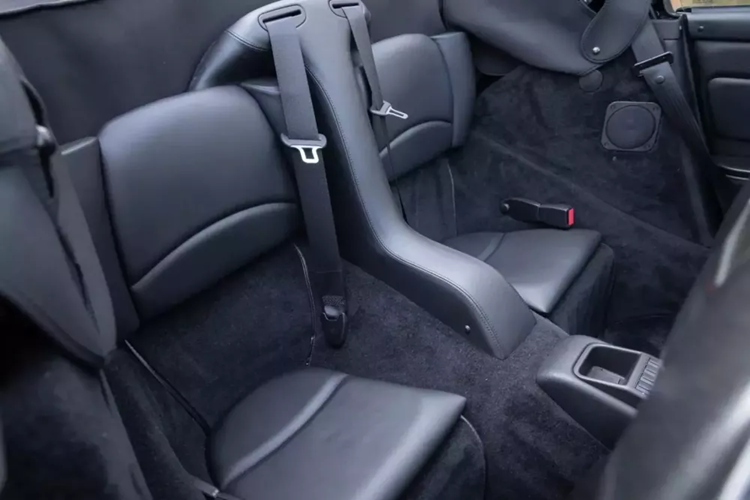 Thật thú vị, tay đua xe Porsche nổi tiếng Walter Rohrl đã nhìn thấy chiếc xe và ký tên lên cả cửa và hộp đựng găng tay. Ngoài ra, chiếc xe mui trần này khá bình thường đối với một chiếc 911 vào thời điểm đó.