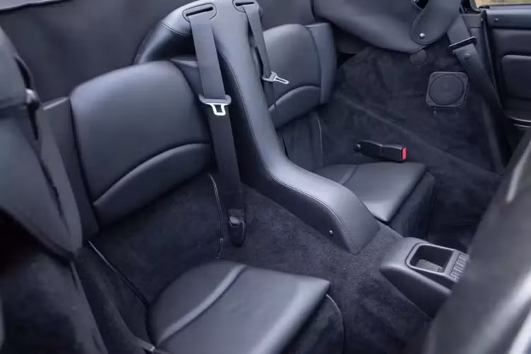 Thật thú vị, tay đua xe Porsche nổi tiếng Walter Rohrl đã nhìn thấy chiếc xe và ký tên lên cả cửa và hộp đựng găng tay. Ngoài ra, chiếc xe mui trần này khá bình thường đối với một chiếc 911 vào thời điểm đó.