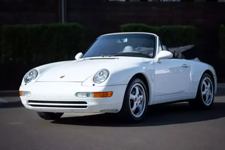 Mỗi chiếc Porsche 911 đều đặc biệt ở một mức độ nào đó, nhưng bạn có thường xuyên bắt gặp một chiếc xe có quãng đường đi được dưới 300 miles, gần 483 km sau gần 20 năm có mặt trên thị trường hay không?, thậm chí chiếc Porsche 911 993 đặc biệt trong bài viết này còn ít hơn những chiếc xe có quãng đường đi được như vậy mà lại có tuổi đời lên đến 30 năm.