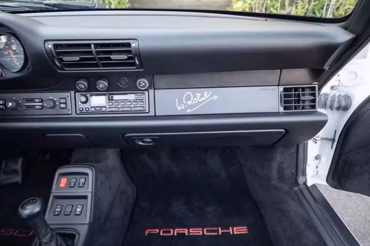 Mặt tích cực là người bán khẳng định chiếc xe đã được bảo dưỡng một chút vào năm 2023, bao gồm thay dầu, lọc nhiên liệu mới, bơm nhiên liệu và bugi mới. Vì vậy, ít nhất, xe đã được điều chỉnh để thỉnh thoảng tăng tốc trong gara hoặc lăn bánh trên đường lái xe ngắn.