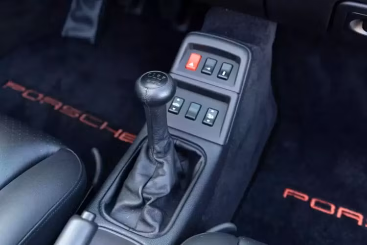 Nó có một vài tùy chọn đáng mơ ước bao gồm gói âm thanh kỹ thuật số đặc biệt từ Nokia, bộ vi sai phanh tự động và ghế thể thao.