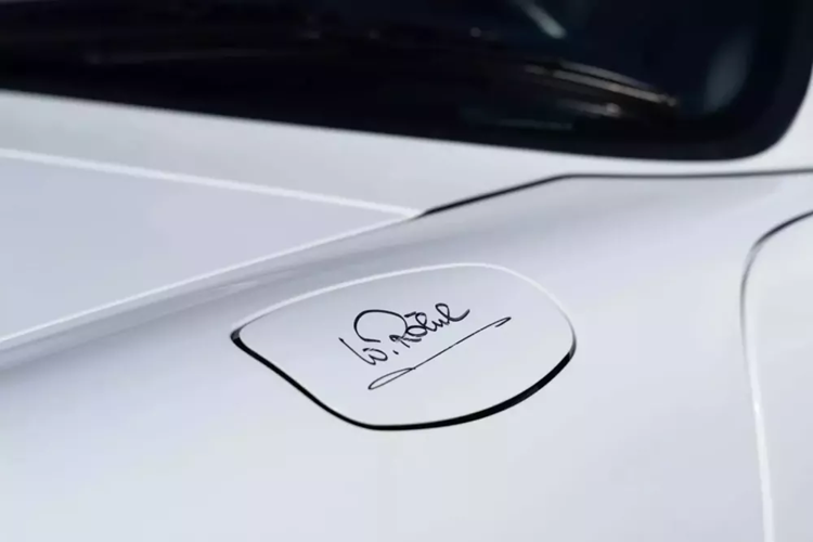 Với số đồng hồ công tơ mét trên, tức trung bình nó chỉ chạy 9,6 dặm (15 km) mỗi năm kể từ khi nó lăn bánh khỏi dây chuyền sản xuất ở Stuttgart, chiếc Porsche 911 Carrera Cabriolet 1995 này xứng đáng là 1 tác phẩm bảo tàng vì nó cho thấy chính xác 1 chiếc xe "cọp" đúng nghĩa sẽ trông như thế nào khi ở tình trạng hoàn toàn mới.