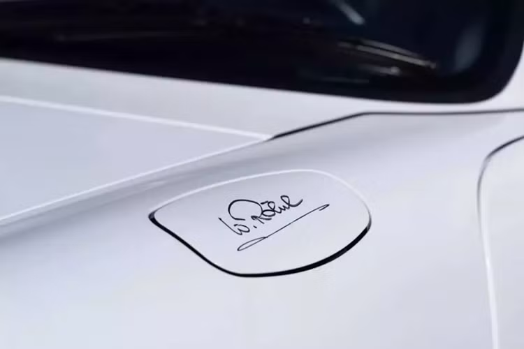 Với số đồng hồ công tơ mét trên, tức trung bình nó chỉ chạy 9,6 dặm (15 km) mỗi năm kể từ khi nó lăn bánh khỏi dây chuyền sản xuất ở Stuttgart, chiếc Porsche 911 Carrera Cabriolet 1995 này xứng đáng là 1 tác phẩm bảo tàng vì nó cho thấy chính xác 1 chiếc xe "cọp" đúng nghĩa sẽ trông như thế nào khi ở tình trạng hoàn toàn mới.