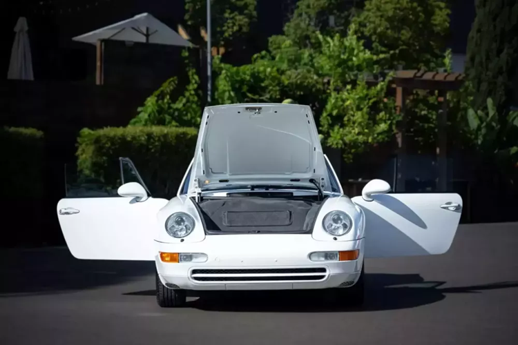 Trên thực tế, đó là điều khiến chiếc Porsche 911 Carrera Cabriolet đời 1995 này trở nên đặc biệt. Chiếc xe chỉ có quãng đường đi được là 279 dặm (449 km) kể từ khi mới mua và đang được đấu giá.