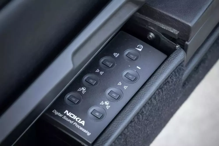 Người đấu giá thắng cuộc sẽ được trải nghiệm cảm giác phấn khích của động cơ sáu xi-lanh 3,6 lít làm mát bằng không khí, kết hợp với hộp số sàn 6 cấp. Ban đầu, nó tạo ra công suất khoảng 270 mã lực và mô-men xoắn 243 Nm. Không ai có thể đoán được bây giờ nó tạo ra bao nhiêu, sau ngần ấy thời gian chỉ nằm im.