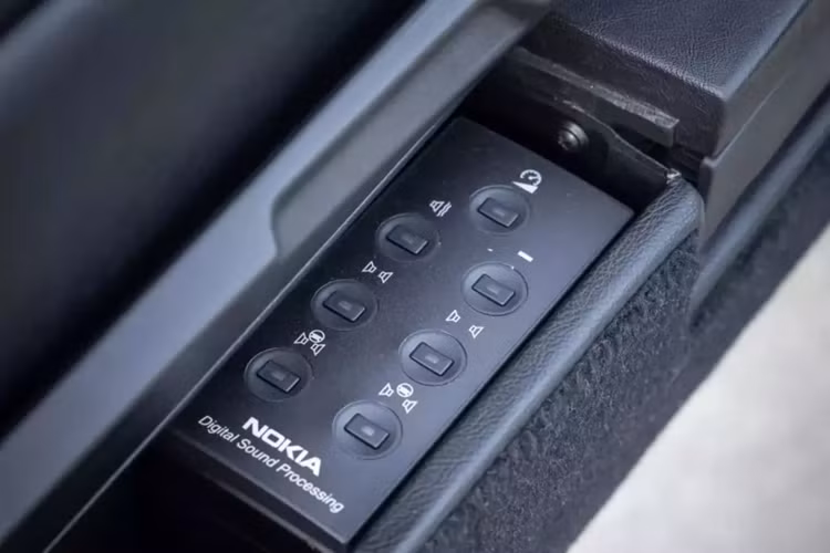 Người đấu giá thắng cuộc sẽ được trải nghiệm cảm giác phấn khích của động cơ sáu xi-lanh 3,6 lít làm mát bằng không khí, kết hợp với hộp số sàn 6 cấp. Ban đầu, nó tạo ra công suất khoảng 270 mã lực và mô-men xoắn 243 Nm. Không ai có thể đoán được bây giờ nó tạo ra bao nhiêu, sau ngần ấy thời gian chỉ nằm im.