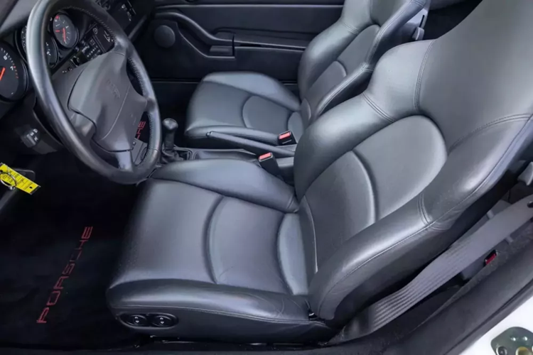 Người bán cho biết chủ sở hữu ban đầu của chiếc xe đã mua nó như mới với quãng đường 38 dặm (61 km) vào năm 1995. Đến năm 2011 nó đã bị bán đi với quãng đường chỉ 172 km trên đồng hồ. Đúng vậy, họ đã mua nó, cất nó trong gara, lái nó chưa đến 161 km, và sau đó bán nó.