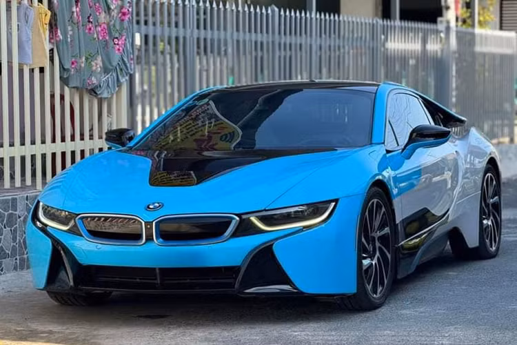 BMW cho biết, thời gian để nạp đầy cụm pin lithium-ion trên xe i8 khoảng 3 tiếng đối với nguồn điện thông thường. Nếu sử dụng sạc nhanh BMW I Wallbox, thời gian nạp điện cho pin của i8 giảm xuống chỉ còn 2 giờ.