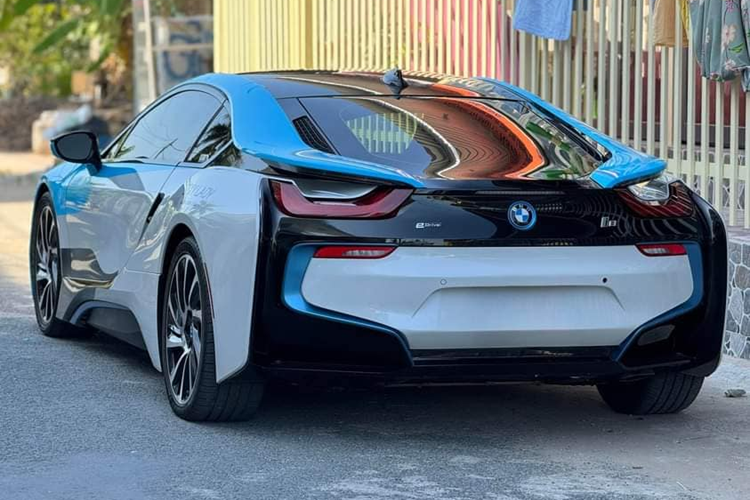 BMW i8 sử dụng bộ mâm hợp kim nhẹ ED BMW i 20 inch đạt tiêu chuẩn Turbine Style 444, kích cỡ 7J trước và 7.5J sau, tương ứng với lốp 195/50 trước và 215/40 sau. Bên trong cabin, BMW i8 cung cấp cho người dùng cấu hình ghế ngồi 2+2 với phong cách thiết kế hiện đại.