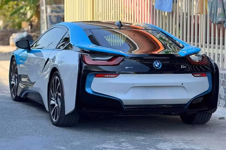 BMW i8 sử dụng bộ mâm hợp kim nhẹ ED BMW i 20 inch đạt tiêu chuẩn Turbine Style 444, kích cỡ 7J trước và 7.5J sau, tương ứng với lốp 195/50 trước và 215/40 sau. Bên trong cabin, BMW i8 cung cấp cho người dùng cấu hình ghế ngồi 2+2 với phong cách thiết kế hiện đại.