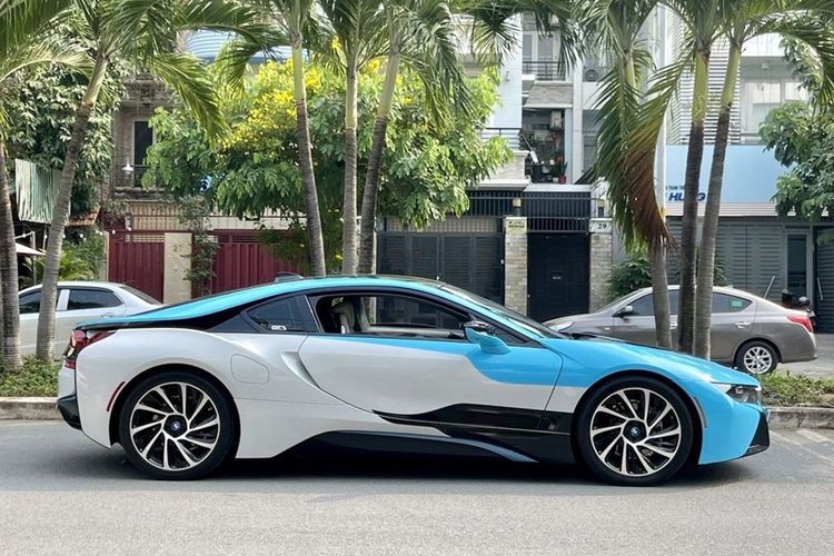 Như vậy, sau khoảng gần 10 năm sử dụng chiếc BMW i8 này đang được bán “lỗ” hơn 4 tỷ đồng. Trên thực tế từ năm 2018 đến nay, không có chiếc BMW i8 nào được nhập khẩu và thực hiện thủ tục thông quan tại Việt Nam. Nguyên nhân cho việc này là Nghị định 116 đã áp đặt các quy định nghiêm ngặt đối với hoạt động nhập khẩu ô tô.