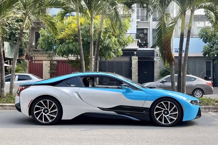 Như vậy, sau khoảng gần 10 năm sử dụng chiếc BMW i8 này đang được bán “lỗ” hơn 4 tỷ đồng. Trên thực tế từ năm 2018 đến nay, không có chiếc BMW i8 nào được nhập khẩu và thực hiện thủ tục thông quan tại Việt Nam. Nguyên nhân cho việc này là Nghị định 116 đã áp đặt các quy định nghiêm ngặt đối với hoạt động nhập khẩu ô tô.