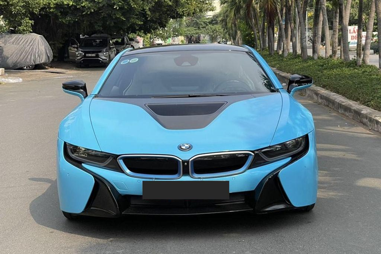 Tuy sau đó, siêu xe BMW i8 không còn được các đại gia Việt quá yêu thích, nhưng đây vẫn là một mẫu siêu xe "gây thương nhớ" từ cái nhìn đầu tiên. Trên thị trường xe cũ gần đây xuất hiện một chiếc BMW i8 được rao bán với mức giá khiến nhiều người khá bất ngờ.