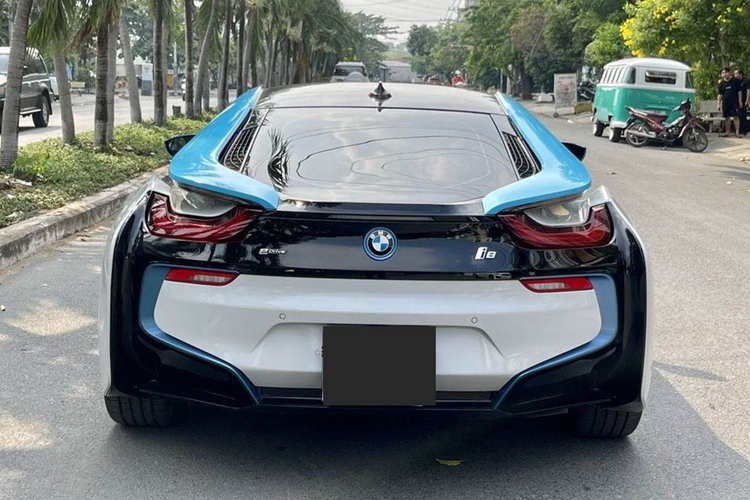 BMW i8 có mức tiêu thụ nhiên liệu ấn tượng chỉ 2,1 lít/100 km, tương đương 47,6 km/lít. Khi hết xăng, xe có thể chạy bằng điện thêm 35 km, với vận tốc tối đa có thể đạt 120 km/h.
