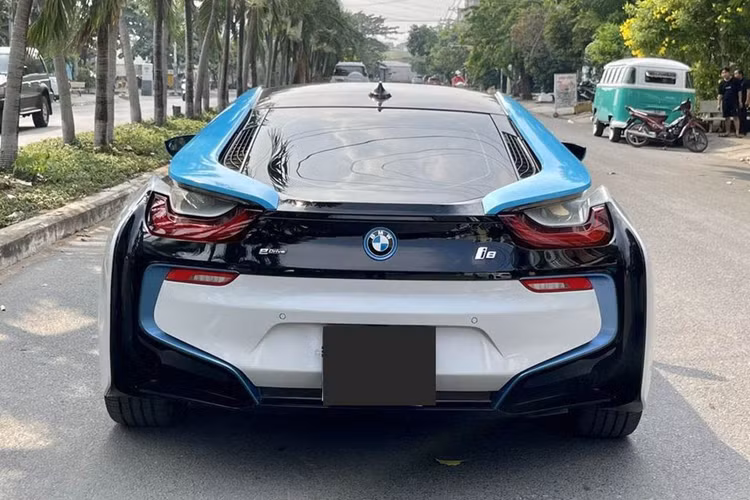 BMW i8 có mức tiêu thụ nhiên liệu ấn tượng chỉ 2,1 lít/100 km, tương đương 47,6 km/lít. Khi hết xăng, xe có thể chạy bằng điện thêm 35 km, với vận tốc tối đa có thể đạt 120 km/h.