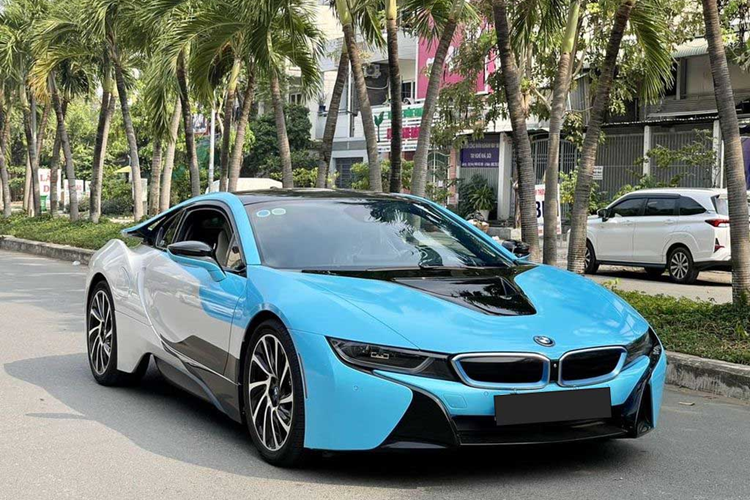 Theo thông tin người bán đăng tải, chiếc BMW i8 này được sản xuất năm 2014, model 2015, xe có số ODO mới đạt hơn 30.000 km. Mức giá mà người này đưa ra là 2,499 tỷ đồng. Vào thời điểm mới về nước theo diện nhập khẩu tư nhân, giá xe BMW i8 2015 bán ra khoảng 7 tỷ đồng (đã bao gồm chi phí lăn bánh).