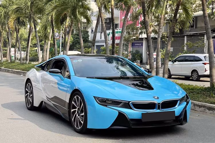 Theo thông tin người bán đăng tải, chiếc BMW i8 này được sản xuất năm 2014, model 2015, xe có số ODO mới đạt hơn 30.000 km. Mức giá mà người này đưa ra là 2,499 tỷ đồng. Vào thời điểm mới về nước theo diện nhập khẩu tư nhân, giá xe BMW i8 2015 bán ra khoảng 7 tỷ đồng (đã bao gồm chi phí lăn bánh).