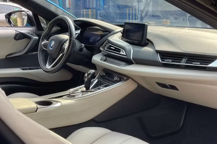 Hãng BMW cũng đã xác nhận việc ngừng sản xuất mẫu xe BMW i8. Theo đó, chiếc BMW i8 trong bài là một lựa chọn lý tưởng đối với những người đang quan tâm đến mẫu siêu xe thể thao từng là hiện tượng một thời này. Chiếc BMW i8 2015 này sở hữu màu sơn ngoại thất xanh dương phối với màu đen và trắng.