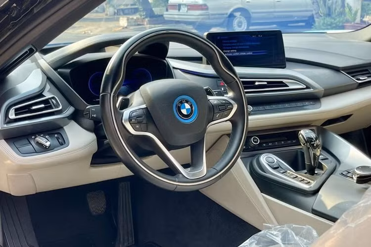 Hệ số cản gió Cd ở mức 0,26. Đặc biệt, BMW i8 là mẫu xe sản xuất hàng loạt đầu tiên trên thế giới sử dụng công nghệ đèn laser cho đèn pha. Tia laser sản sinh ra những chùm sáng gần như song song với cường độ mạnh hơn hàng ngàn lần so với đèn LED thông thường.